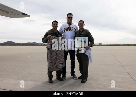 STATI UNITI Michael Estrada (sinistra), un pilota KC-130J Super Hercules, e il capitano Corey Garcia (destra), un pilota KC-130J Super Hercules, entrambi con Marine Aerial Refueler Transport Squadron (VMGR) 352, Marine Aircraft Group 11, 3rd Marine Aircraft Wing (MAW), Sono dotati di una maglia autografata San Diego Padres e foto come segno di apprezzamento da parte del padres manager, Bob Melvin, su Marine Corps Air Station Miramar, California, 3 febbraio 2023. I Padres hanno visitato per ringraziare i Marines e i marinai per la loro dedizione e servizio, e per conoscere l'aereo KC-130J Super Hercules. Foto Stock