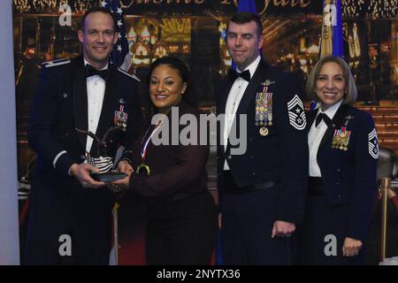 Col. Benjamin Harrison, 301st Comandante dell'ala del combattente, il capo maestro Sgt. Michael Senigo, 301 capo di comando di FW, Ericka Kelly, pensionato, presenta il premio civile di categoria III dell'anno alla Sig.ra Carresse Shakoor durante la cerimonia di premiazione annuale del FW 2022 301 a Fort Worth, Texas, il 4 febbraio 2023. Congratulazioni ai vincitori e ai candidati. Foto Stock