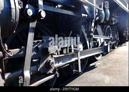 Ruote di una storica locomotiva a vapore costruite in Germania durante la seconda guerra mondiale. Si tratta di una locomotiva del treno merci da baureihe 52 Foto Stock