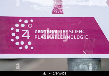 02 marzo 2023, Meclemburgo-Pomerania occidentale, Greifswald: Di fronte all'edificio è appeso il logo del nuovo Centro per le Scienze della vita e la tecnologia al plasma. L'incubatore è progettato per offrire alle giovani aziende l'opportunità di implementare le proprie idee nei settori della bioeconomia e della tecnologia al plasma. Il centro offre circa 240 postazioni di lavoro e 36 unità di laboratorio completamente attrezzate, oltre a una caffetteria, sale conferenze e di produzione. Il volume degli investimenti ammonta a più di 40 milioni di euro, con il contributo dello Stato di circa 19,5 milioni di euro provenienti dal finanziamento del lavoro comune 'miglioramento di Foto Stock