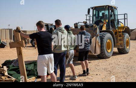 I membri del Team PSAB partecipano a un evento di pulizia della base presso la base aerea del Principe Sultano, Arabia Saudita, 5 febbraio 2023. Gli eventi di abbellimento di base aiutano a mantenere l'area di vita e i membri del servizio degli Stati Uniti sicuri e sani. Foto Stock