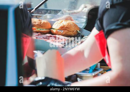 Burger cucina all'aperto. Ristorante fast food con patatine fritte e hamburger. Foto Stock