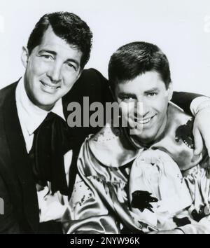 Attori americani Dean Martin e Jerry Lewis nel film Artists and Models, USA 1955 Foto Stock