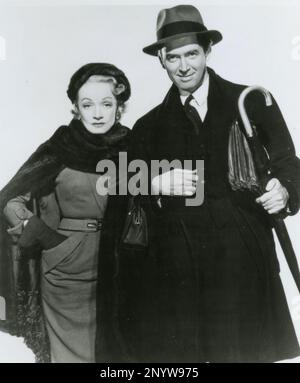 L'attrice tedesca Marlene Dietrich e l'attore americano James Stewart nel film No Highway in the Sky, USA 1951 Foto Stock