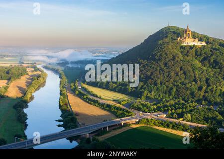 Porta Westfalica: Gola di porta Westfalica, fiume Weser, Kaiser-Wilhelm-Denkmal (Monumento dell'Imperatore Guglielmo), colline di Wiehen (Wiehengebirge) a Teutoburger Foto Stock