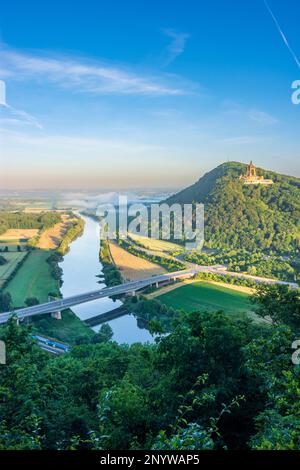 Porta Westfalica: Gola di porta Westfalica, fiume Weser, Kaiser-Wilhelm-Denkmal (Monumento dell'Imperatore Guglielmo), colline di Wiehen (Wiehengebirge) a Teutoburger Foto Stock