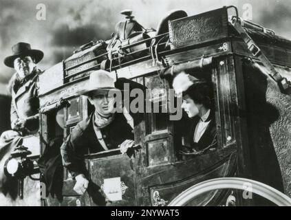 L'attore americano John Wayne e l'attrice Louise Platt nel film Stagecoach, USA 1939 Foto Stock