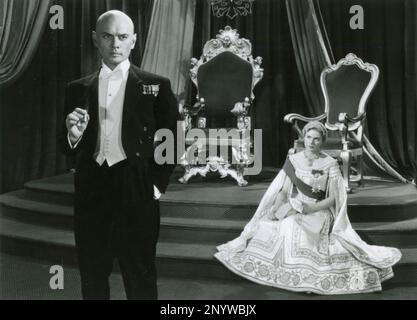 L'attore americano Yul Brynner e l'attrice Ingrid Bergman nel film Anastasia, USA 1956 Foto Stock