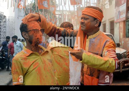 Non esclusiva: 2 marzo 2023, Kolkata, India: Gli attivisti del Bharatiya Janta Party (BJP) celebrano la vittoria del Bharatiya Janta Party a Tripura, Foto Stock