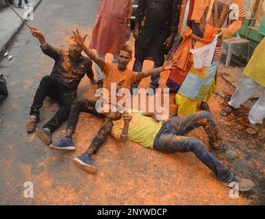 Non esclusiva: 2 marzo 2023, Kolkata, India: Gli attivisti del Bharatiya Janta Party (BJP) celebrano la vittoria del Bharatiya Janta Party a Tripura, Foto Stock