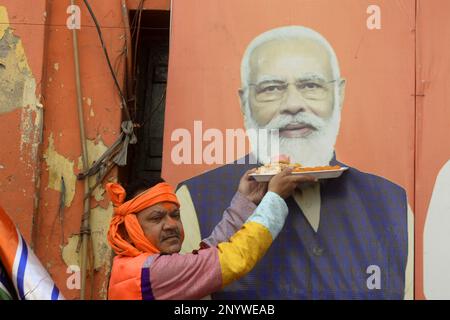 Kolkata, India. 2nd Mar, 2023. Gli attivisti del Bharatiya Janta Party (BJP) celebrano la vittoria del Bharatiya Janta Party a Tripura, dopo le elezioni del Nagaland e Meghalaya del 2 marzo 2023 a Kolkata, India.(Photo by saikat paul/Eyepix Group)./Eyepix Group (Credit Image: © Saikat Paul/eyepix via ZUMA Press Wire) SOLO USO EDITORIALE! Non per USO commerciale! Foto Stock