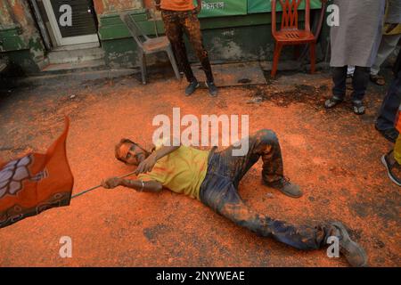 Non esclusiva: 2 marzo 2023, Kolkata, India: Gli attivisti del Bharatiya Janta Party (BJP) celebrano la vittoria del Bharatiya Janta Party a Tripura, Foto Stock