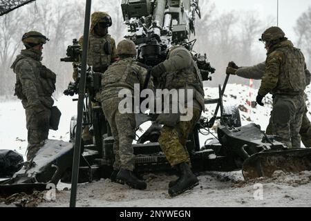 I membri del 1-120th Field Artillery Regiment, Wisconsin National Guard, caricano un howitzer M777 durante Northern Strike 23-1, 26 gennaio 2023, a Camp Grayling, Michigan. Units che partecipano alla preparazione all'iterazione invernale di Northern Strike conducendo una formazione congiunta a basse temperature progettata per soddisfare gli obiettivi della strategia artica del Dipartimento della Difesa. Foto Stock