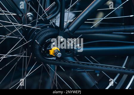 Vista laterale dell'asse della ruota posteriore di una bicicletta. Primo piano. Foto Stock