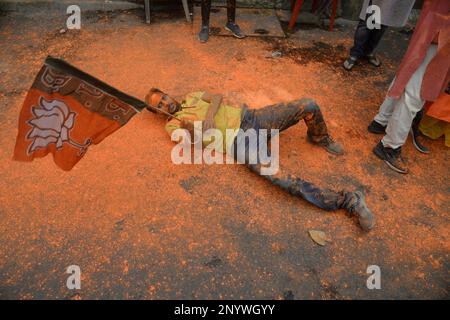 Kolkata, India. 2nd Mar, 2023. Gli attivisti del Bharatiya Janta Party (BJP) celebrano la vittoria del Bharatiya Janta Party a Tripura, dopo le elezioni del Nagaland e Meghalaya del 2 marzo 2023 a Kolkata, India.(Photo by saikat paul/Eyepix Group)./Eyepix Group (Credit Image: © Saikat Paul/eyepix via ZUMA Press Wire) SOLO USO EDITORIALE! Non per USO commerciale! Foto Stock