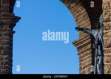 Porta Westfalica: Kaiser-Wilhelm-Denkmal (Monumento dell'Imperatore Guglielmo) nella gola di porta Westfalica a Teutoburger Wald, Nordrhein-Westfalen, Nord Reno-noi Foto Stock