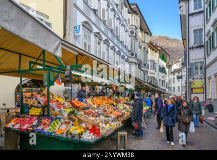 Bancarelle in Piazza delle Erbe, Bolzano, Italia (Bolzano) Foto Stock