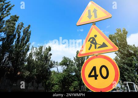 Indicazioni stradali sulla strada della città, spazio per il testo. Riparazione su strada Foto Stock