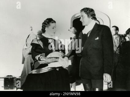 L'attore Errol Flynn e l'attrice Brenda Marshall nel film The Sea Hawk, USA 1940 Foto Stock