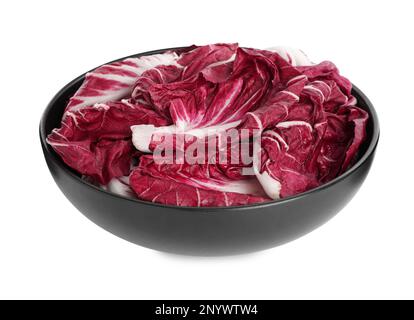 Foglie di radicchio maturo in ciotola su fondo bianco Foto Stock