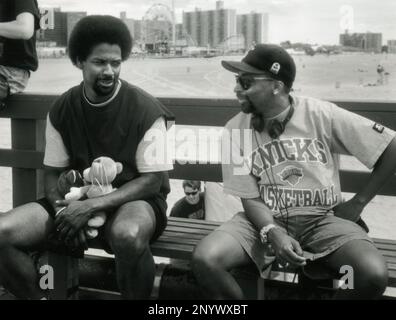 L'attore americano Denzel Washington e il regista Spike Lee sul set di He Got Game, USA 1998 Foto Stock