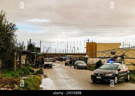 Omicidio a Ponticelli, via Ravioncello. Un uomo in una Twingo bianca è stato preso di mira dai pistoleri. La vittima è Pasquale Manna, 58 anni, originario di Casalnuovo, alla periferia di Napoli. I Carabinieri stanno indagando. Manna è stato presumibilmente sparato mentre era in macchina vicino ad una stazione di benzina nella zona di Volla: Ha cercato di fuggire ma quando è arrivato a Ponticelli è morto delle sue ferite. Foto Stock