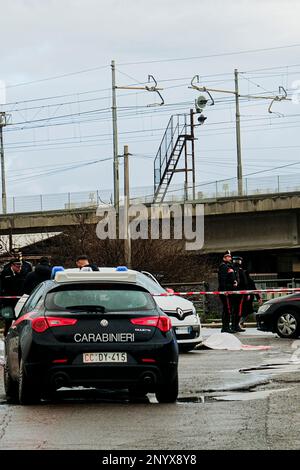 Omicidio a Ponticelli, via Ravioncello. Un uomo in una Twingo bianca è stato preso di mira dai pistoleri. La vittima è Pasquale Manna, 58 anni, originario di Casalnuovo, alla periferia di Napoli. I Carabinieri stanno indagando. Manna è stato presumibilmente sparato mentre era in macchina vicino ad una stazione di benzina nella zona di Volla: Ha cercato di fuggire ma quando è arrivato a Ponticelli è morto delle sue ferite. Foto Stock