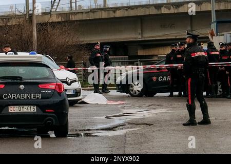 Omicidio a Ponticelli, via Ravioncello. Un uomo in una Twingo bianca è stato preso di mira dai pistoleri. La vittima è Pasquale Manna, 58 anni, originario di Casalnuovo, alla periferia di Napoli. I Carabinieri stanno indagando. Manna è stato presumibilmente sparato mentre era in macchina vicino ad una stazione di benzina nella zona di Volla: Ha cercato di fuggire ma quando è arrivato a Ponticelli è morto delle sue ferite. Foto Stock