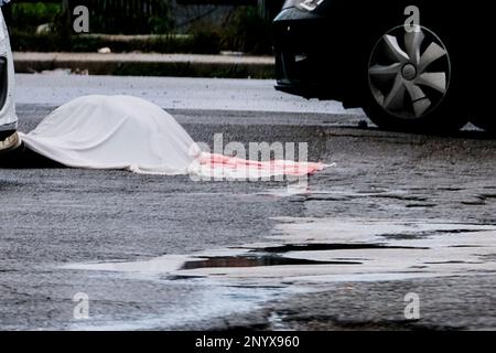 Omicidio a Ponticelli, via Ravioncello. Un uomo in una Twingo bianca è stato preso di mira dai pistoleri. La vittima è Pasquale Manna, 58 anni, originario di Casalnuovo, alla periferia di Napoli. I Carabinieri stanno indagando. Manna è stato presumibilmente sparato mentre era in macchina vicino ad una stazione di benzina nella zona di Volla: Ha cercato di fuggire ma quando è arrivato a Ponticelli è morto delle sue ferite. Foto Stock