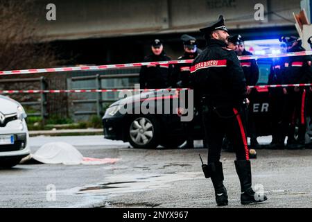 Omicidio a Ponticelli, via Ravioncello. Un uomo in una Twingo bianca è stato preso di mira dai pistoleri. La vittima è Pasquale Manna, 58 anni, originario di Casalnuovo, alla periferia di Napoli. I Carabinieri stanno indagando. Manna è stato presumibilmente sparato mentre era in macchina vicino ad una stazione di benzina nella zona di Volla: Ha cercato di fuggire ma quando è arrivato a Ponticelli è morto delle sue ferite. Foto Stock