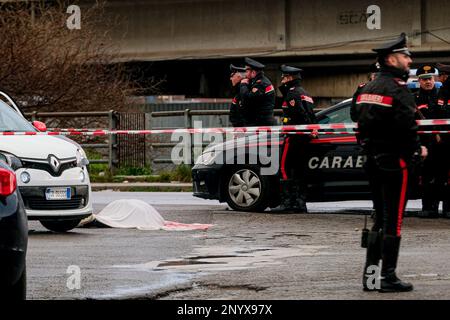 Omicidio a Ponticelli, via Ravioncello. Un uomo in una Twingo bianca è stato preso di mira dai pistoleri. La vittima è Pasquale Manna, 58 anni, originario di Casalnuovo, alla periferia di Napoli. I Carabinieri stanno indagando. Manna è stato presumibilmente sparato mentre era in macchina vicino ad una stazione di benzina nella zona di Volla: Ha cercato di fuggire ma quando è arrivato a Ponticelli è morto delle sue ferite. Foto Stock