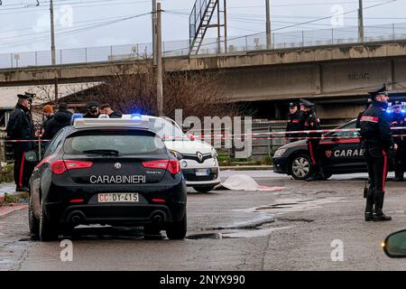 Omicidio a Ponticelli, via Ravioncello. Un uomo in una Twingo bianca è stato preso di mira dai pistoleri. La vittima è Pasquale Manna, 58 anni, originario di Casalnuovo, alla periferia di Napoli. I Carabinieri stanno indagando. Manna è stato presumibilmente sparato mentre era in macchina vicino ad una stazione di benzina nella zona di Volla: Ha cercato di fuggire ma quando è arrivato a Ponticelli è morto delle sue ferite. Foto Stock