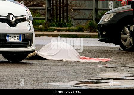 Omicidio a Ponticelli, via Ravioncello. Un uomo in una Twingo bianca è stato preso di mira dai pistoleri. La vittima è Pasquale Manna, 58 anni, originario di Casalnuovo, alla periferia di Napoli. I Carabinieri stanno indagando. Manna è stato presumibilmente sparato mentre era in macchina vicino ad una stazione di benzina nella zona di Volla: Ha cercato di fuggire ma quando è arrivato a Ponticelli è morto delle sue ferite. Foto Stock