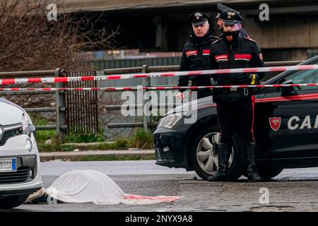 Omicidio a Ponticelli, via Ravioncello. Un uomo in una Twingo bianca è stato preso di mira dai pistoleri. La vittima è Pasquale Manna, 58 anni, originario di Casalnuovo, alla periferia di Napoli. I Carabinieri stanno indagando. Manna è stato presumibilmente sparato mentre era in macchina vicino ad una stazione di benzina nella zona di Volla: Ha cercato di fuggire ma quando è arrivato a Ponticelli è morto delle sue ferite. Foto Stock