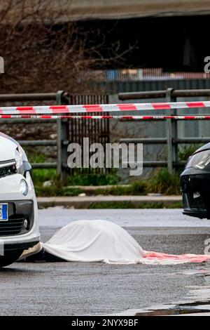 Omicidio a Ponticelli, via Ravioncello. Un uomo in una Twingo bianca è stato preso di mira dai pistoleri. La vittima è Pasquale Manna, 58 anni, originario di Casalnuovo, alla periferia di Napoli. I Carabinieri stanno indagando. Manna è stato presumibilmente sparato mentre era in macchina vicino ad una stazione di benzina nella zona di Volla: Ha cercato di fuggire ma quando è arrivato a Ponticelli è morto delle sue ferite. Foto Stock