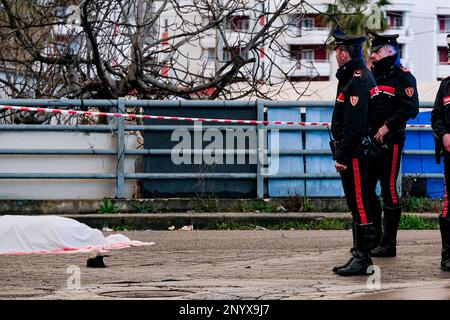 Omicidio a Ponticelli, via Ravioncello. Un uomo in una Twingo bianca è stato preso di mira dai pistoleri. La vittima è Pasquale Manna, 58 anni, originario di Casalnuovo, alla periferia di Napoli. I Carabinieri stanno indagando. Manna è stato presumibilmente sparato mentre era in macchina vicino ad una stazione di benzina nella zona di Volla: Ha cercato di fuggire ma quando è arrivato a Ponticelli è morto delle sue ferite. Foto Stock