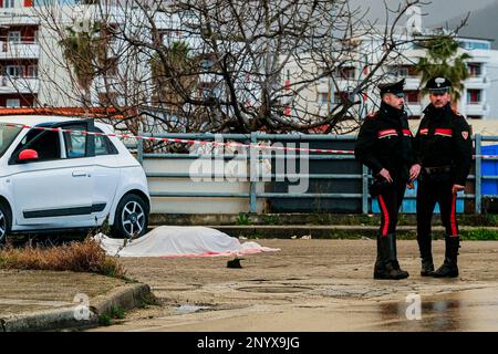 Omicidio a Ponticelli, via Ravioncello. Un uomo in una Twingo bianca è stato preso di mira dai pistoleri. La vittima è Pasquale Manna, 58 anni, originario di Casalnuovo, alla periferia di Napoli. I Carabinieri stanno indagando. Manna è stato presumibilmente sparato mentre era in macchina vicino ad una stazione di benzina nella zona di Volla: Ha cercato di fuggire ma quando è arrivato a Ponticelli è morto delle sue ferite. Foto Stock