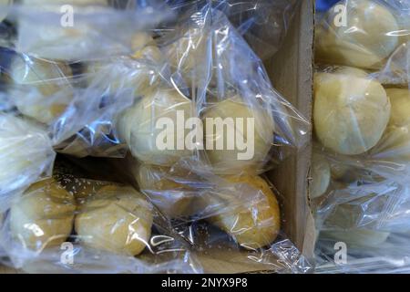 Pane congelato in frigorifero, pane tostato, hamburger panini. Frigorifero nella cucina del ristorante o della caffetteria. Foto Stock