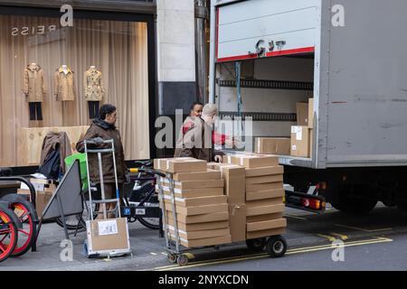 DHL, corriere, consegna pacchi e servizio di posta espresso, consegna pacchi a Mayfair, Londra, Inghilterra, Regno Unito Foto Stock