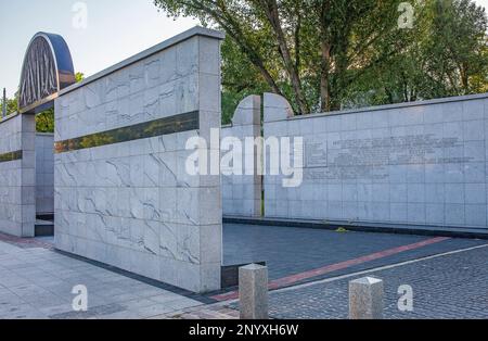 Monumento Umschlagplatz, dove gli ebrei erano raccolti per la deportazione dal Ghetto di Varsavia a Treblinka sterminio camp, nel ghetto di Varsavia, guerra Foto Stock