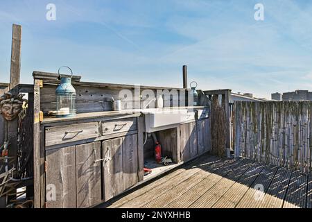 Amsterdam, Paesi Bassi - 10 Aprile, 2021: Una cucina all'aperto su un ponte con cielo blu e nuvole nella foto è scattata dall'interno, mentre non è visibile Foto Stock