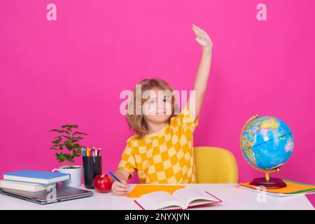 Bambino della scuola che alza le mani, disposto a rispondere alla domanda. Studente ragazzo di scuola caucasica intelligente studente ragazzo di ritorno a scuola. Bambino della scuola isolato sopra Foto Stock