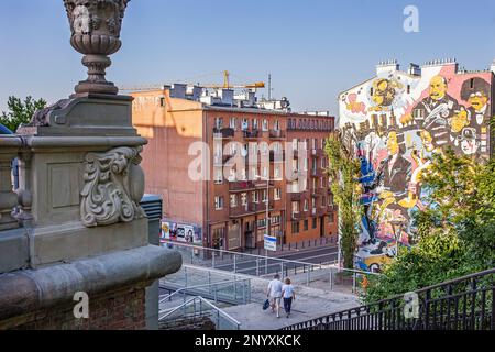 Tamka strada dal museo di Chopin, a destra grande murale che mostra Frederic Chopin e altri in edificio di appartamenti a Varsavia, Polonia Foto Stock