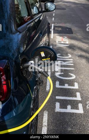 Ricarica elettrica FIAT 500 in una stazione di ricarica stradale nel centro di Londra, Inghilterra, Regno Unito Foto Stock