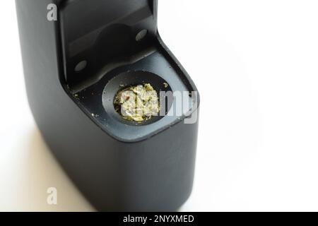 Cannabis, marijuana in un vaporizzatore elettrico, closeup vape aperto, canapa preparata in un dispositivo di inalazione. THC, CBD, concetto di droga e medicina, nessuno, Foto Stock