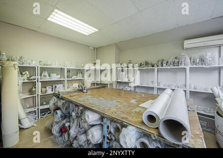 Un tavolo di un laboratorio di lampade con tutti i tipi di materiali per la sua costruzione Foto Stock