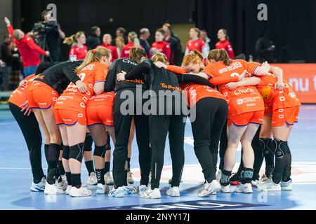 EINDHOVEN, PAESI BASSI - 2 MARZO: Teamhug del team Paesi Bassi durante la partita femminile della Golden League tra Paesi Bassi e Repubblica Ceca al Indoor Sportcentrum Eindhoven il 2 marzo 2023 a Eindhoven, Paesi Bassi (Foto di Henk Seppen/Orange Pictures) Foto Stock