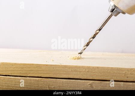 Primo piano di una punta da trapano che fa un foro nel legno Foto Stock