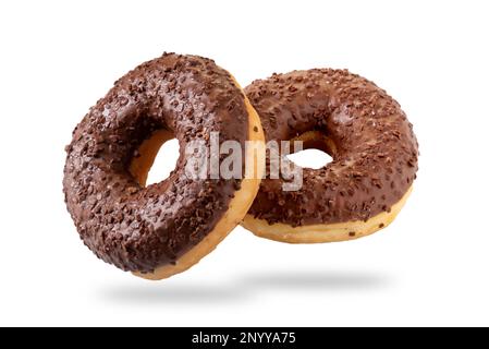 Ciambelle o ciambelle con glassa e pralina al cioccolato isolato sul percorso di ritaglio bianco incluso Foto Stock