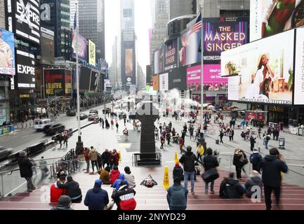 New York, Stati Uniti. 02nd Mar, 2023. I pedoni camminano a Times Square a New York City giovedì 2 marzo 2023. Foto di John Angelillo/UPI Credit: UPI/Alamy Live News Foto Stock